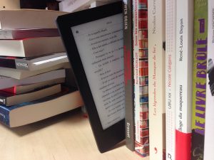 Lecteur ebook + livres papier - ActuaLitté -CC https://www.flickr.com/photos/actualitte/14934696244/