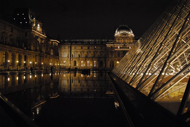 pyramide du louvre la nuit