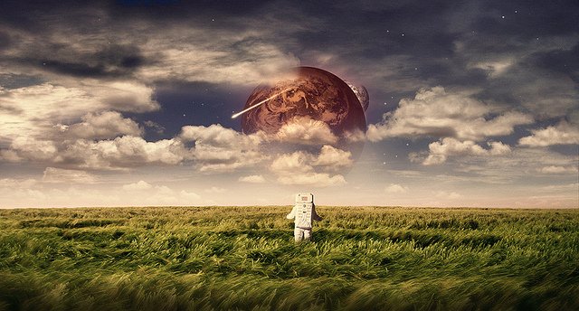 astronaute explorant une autre planète avec lune
